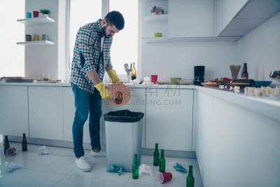 男人,室内,白色,家庭生活,厨房,轻的,全身像,现代,打扫