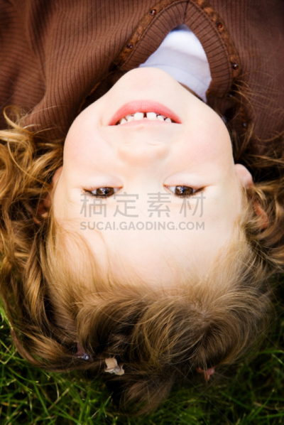 可爱的,女孩,垂直画幅,美,褐色,古典式,夏天,草,curly howard,人的眼睛