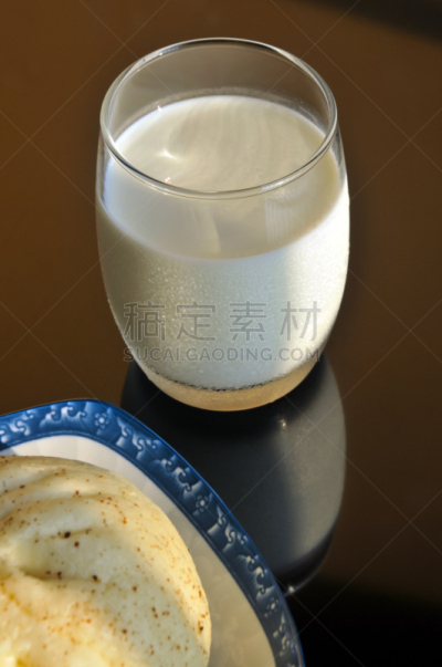 早餐,中国,中式小笼包,塞满了的,主观视角,小圆面包,蒸菜,点心,奶制品,有包装的