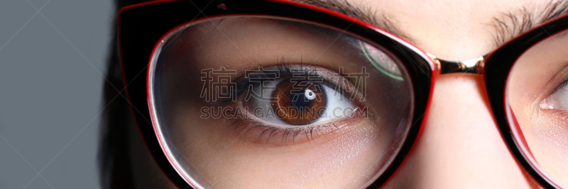 人的眼睛,眼镜,女性,特写,透过窗户往外看,衣服,暗色,部分,药,肖像