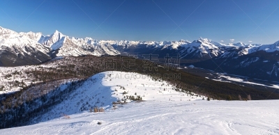 加拿大落基山脉,穿雪鞋走路运动