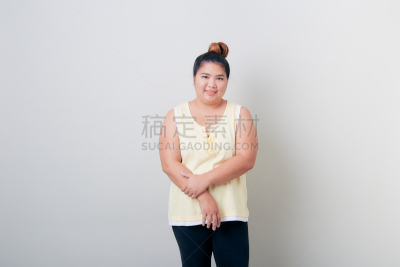 女人,幸福,肥胖,明亮,自然美,灰色背景,注视镜头,比例,肖像