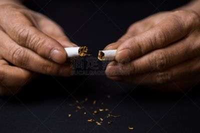 女人,手,香烟,浪漫,羊毛帽,中老年人,健康保健,部分,癌症,一个人