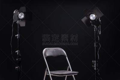 椅子,聚光灯,黑色背景,发光二级管,数字2,前面,黑色,手电筒,导演,概念象征
