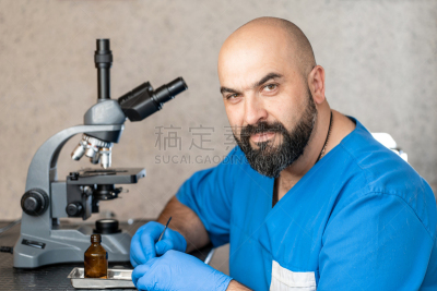 显微镜,实验室,助手,医学样本,男性,专业人员,手套,药,科学实验,仅男人