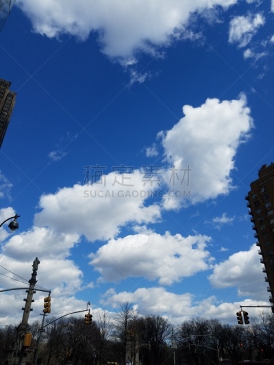 云景,建筑外部,哥伦布盘,红绿灯,在上面,超现实主义的,交通,云,树梢,户外