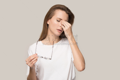 头痛,女人,眼镜,疲劳的,悲痛,健康保健,背景分离,眩晕的,灰色,一个人