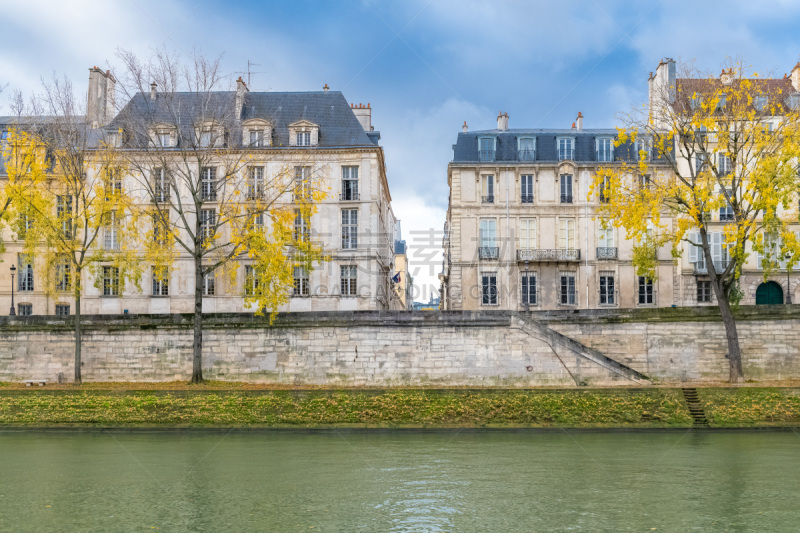 Paris, view of the Seine and the ile de la Cité, beautiful houses on the Quai d’Anjou in autumn