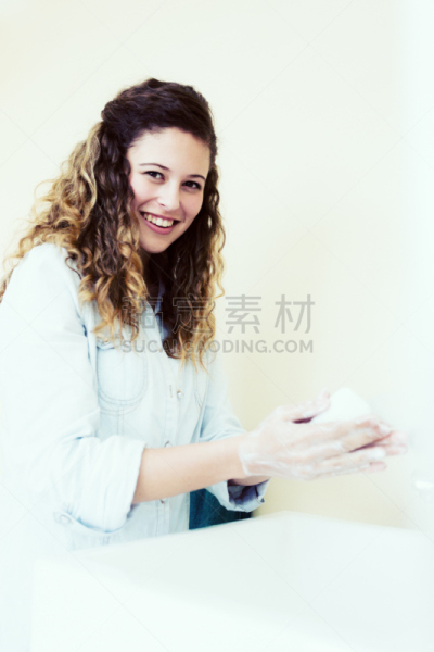 可爱的,手,卫生,青年女人,甲氧西林耐药金黄色葡萄球菌,自来水,肥皂,垂直画幅,选择对焦