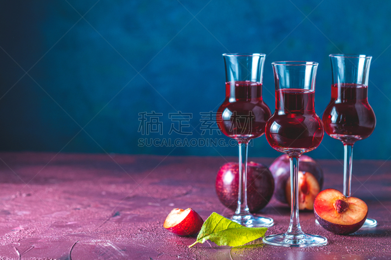含酒精饮料,熟的,李子,伏特加,白兰地,葡萄酒杯,深蓝,力量,平视角