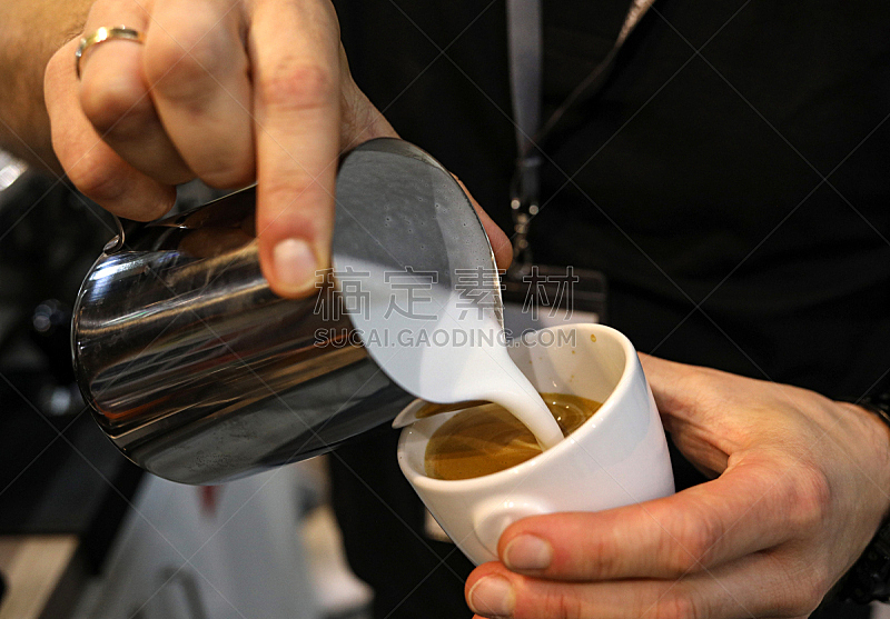 咖啡师,咖啡,咖啡机,咖啡店,饮料,商务,专业人员,波兰,咖啡杯,无法辨认的人