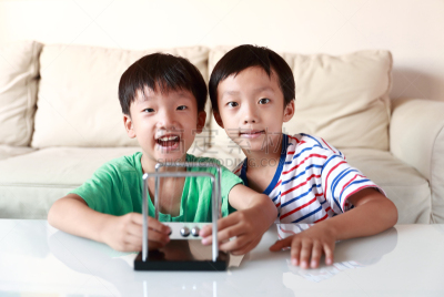 好奇心,进行中,牛顿碰撞球,男孩,真实的人,在活动中,球体,兄弟,永恒运动,小学