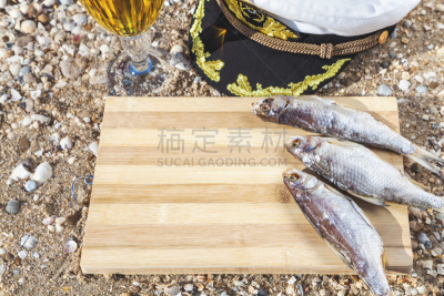 啤酒,水手,常见的蟑螂,罗奇鱼,遮阳帽,鱼干,琥珀,动物的鳞,沙子,海产