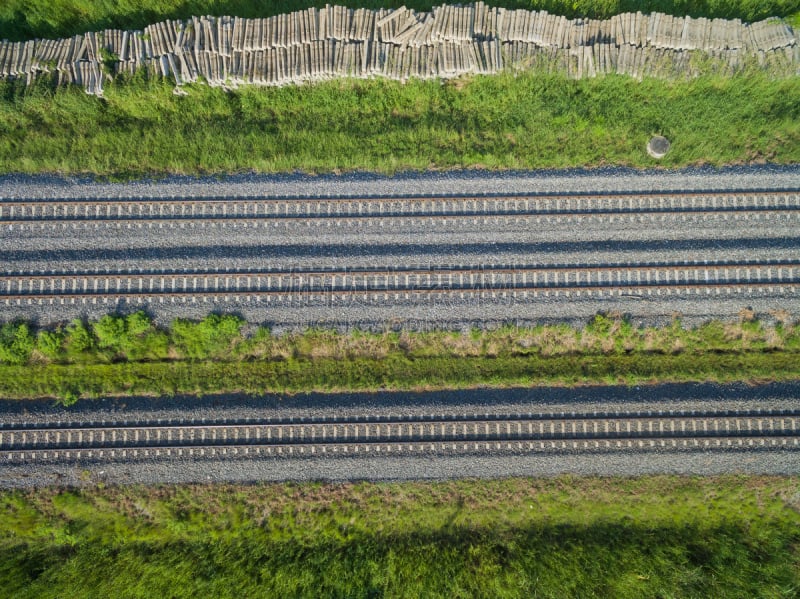 无人机,运动跑道,航拍视角,摄像机拍摄角度,火车,泰国,英国,草,飞