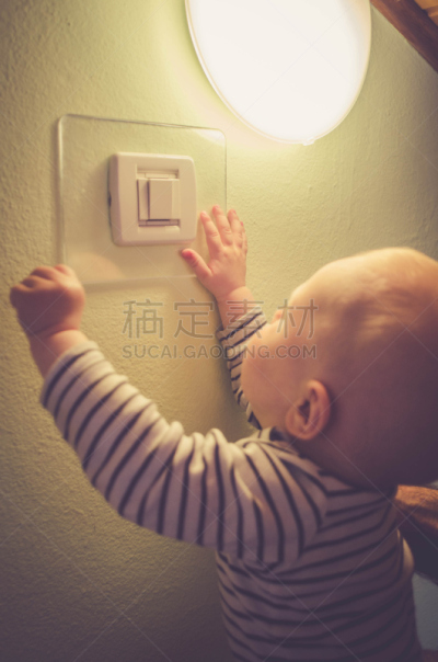 儿童,婴儿,操作开关,打开或关掉,开始按钮,游戏手柄,玩家,垂直画幅,留白,家庭生活