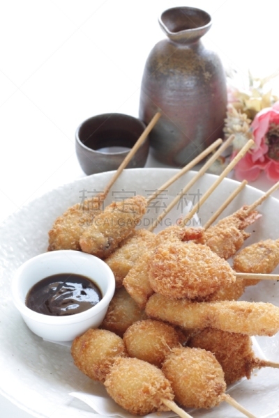 炸制食物,日本食品,食品,串肉签,饮料,酒瓶,蔬菜,篮子,酱汁,调味品