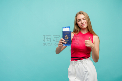 影棚拍摄,女人,票,青年人,学生,可爱的,分离着色,注视镜头,蓝色背景