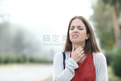 女人,痛苦,白昼,喉咙,雾,公园,粘液,环境,脖子,天气
