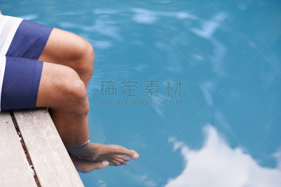 水,两腿在脚踝处交叉,晒黑,留白,四肢,腿,夏天,男性,仅成年人