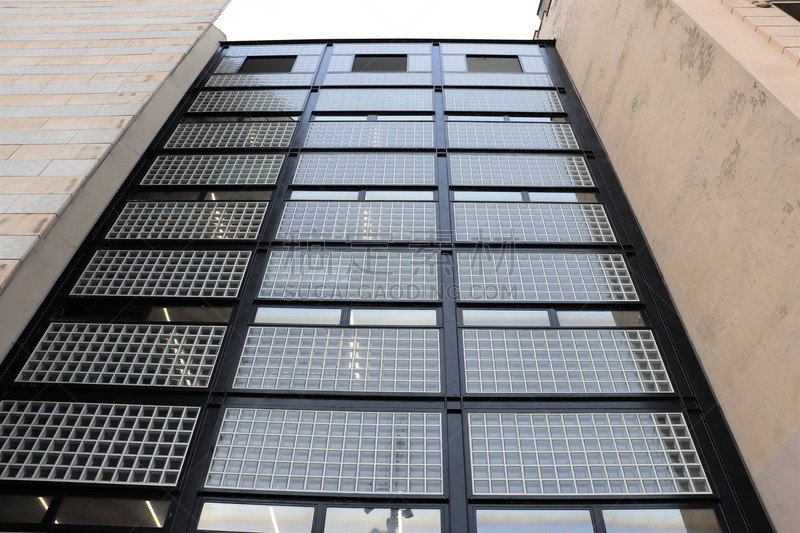 La bibliothèque et médiathèque nommée François Mitterrand à Villeurbanne - Vue extérieure - Ville de Villeurbanne - Département du Rhône - France