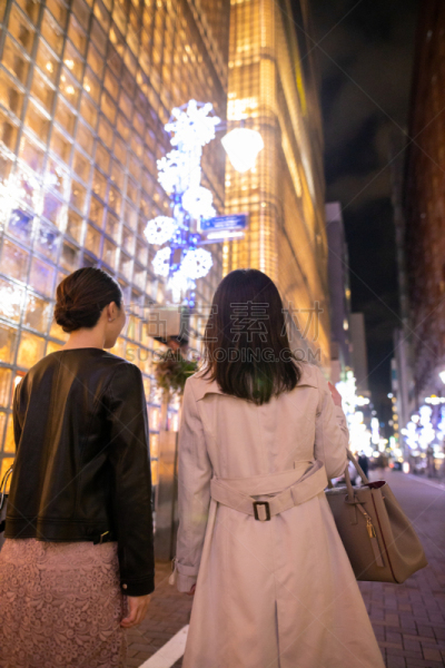 夜晚,友谊,城市生活,背面视角,城市,女性,圣诞装饰物,仅日本人,珊瑚色,25岁到29岁