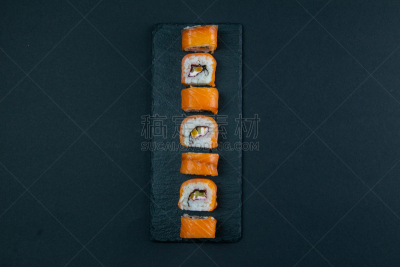 寿司,充满的,与众不同,酱油,几乎,厚木板,棍,红辣椒,卷起