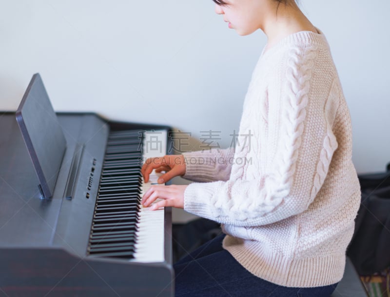 日本人,女孩,生活方式,电钢琴,进行中,仅日本人,手,儿童,住宅内部,童年