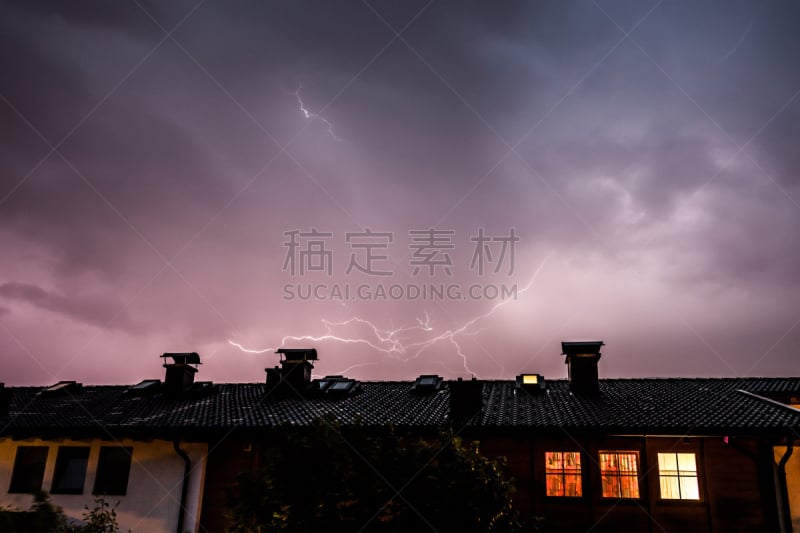 雷雨,屋顶,夜晚,建筑外部,在上面,秘密,气候,暗色,电源,环境