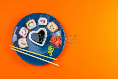 寿司,充满的,青绿色,与众不同,盘子,酱油,几乎,棍,红辣椒,卷起