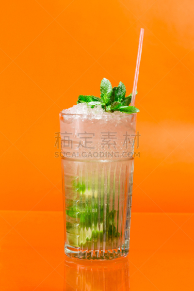 鸡尾酒,莫吉托,特写,玻璃杯,夏天,男人,橙色背景,概念,速度滑冰,度假