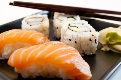 寿司盘,纳豆,蔬菜沙拉,油煎虾面,鱼汤肉汤,寿司店,日本点心,选择对焦,鱼子酱,褐色
