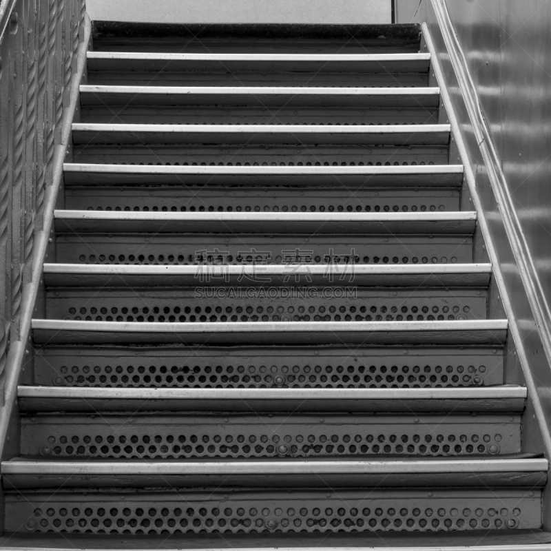 Les marches d'un escalier dans une école