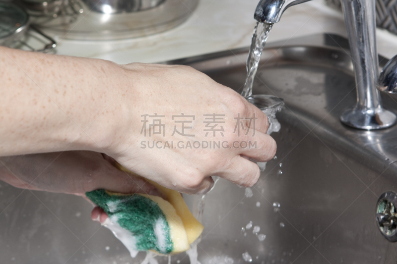 手,正下方视角,彻底洗刷,洗餐具,水,四肢,水平画幅,家庭生活,干净,仅成年人