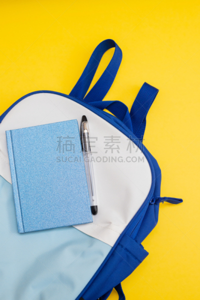背包,黄色背景,青绿色,白色,书,白昼,重返校园,行李,垂直画幅,铅笔