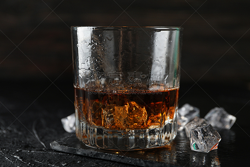 玻璃杯,威士忌,特写,冰块,黑色背景,饮料,湿,含酒精饮料,暗色,清新
