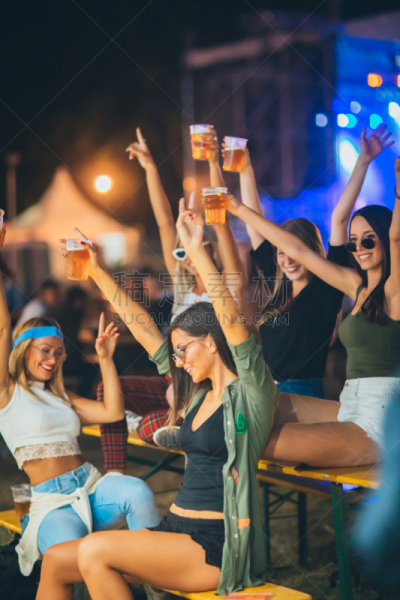女性,友谊,音乐节,啤酒,周末活动,事件,旅游嘉年华,拿着,户外,夜晚
