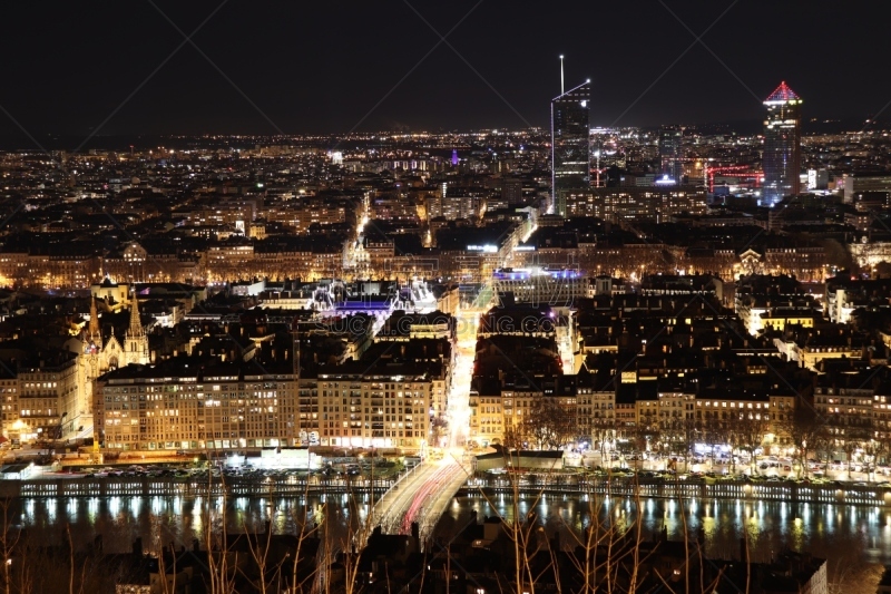 Le quartier d'affaires de La Part Dieu à Lyon la nuit avec les tours Part Dieu et Incity vu depuis la colline de Fourvière - Ville de Lyon - Département du Rhône - France