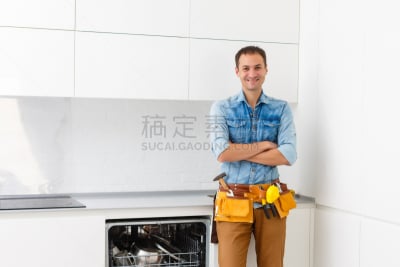 男性美,厨房,管道工,注视镜头,双臂交叉,有序,专业人员,仅男人,建筑承包商,仅一个男人