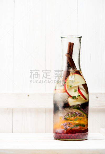 水,浸泡油,瓶子,健康食物,水果,草本,浆果,白色,冷,木制