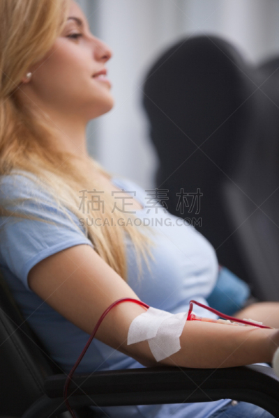 椅子,女人,血包,躺椅,手术缝合,垂直画幅,白人,图像,不看镜头,青年人