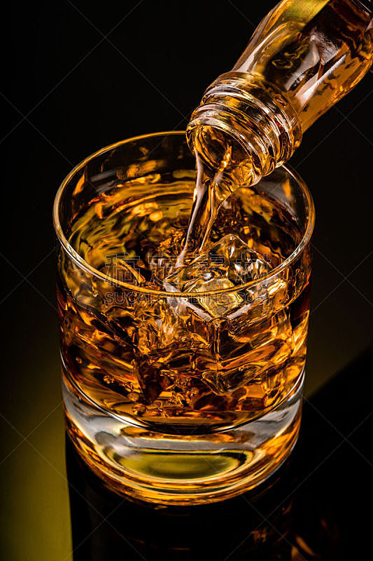 玻璃杯,威士忌,黑色背景