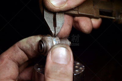 钻石,珠宝商,黄金,工具,戒指,银,安全护栏,特写,举起手,做
