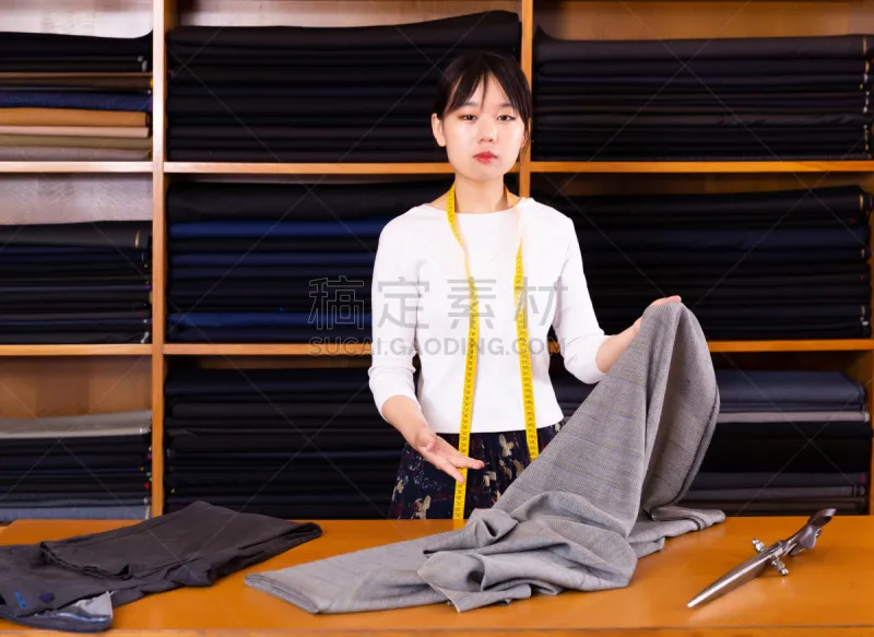 服装店 裁缝 中国人 男人 女孩 注视镜头 商务 肖像 购物中心 美人图片素材下载 稿定素材 服装店 裁缝 中国人 男人 女孩 注视镜头 商务 肖像 购物中心 美人图片素材下载 稿定素材