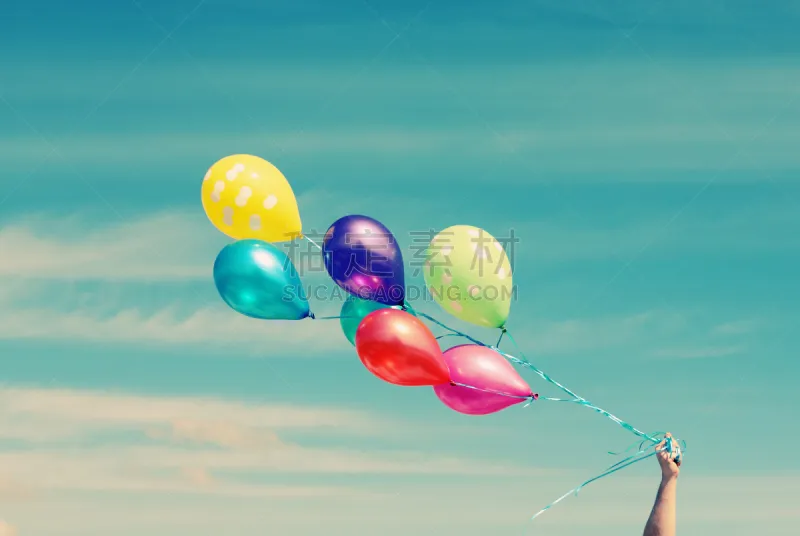 天空 气球 男人 蓝色 多色的 拿着 花束 夏天 生日 男性图片素材下载 稿定素材
