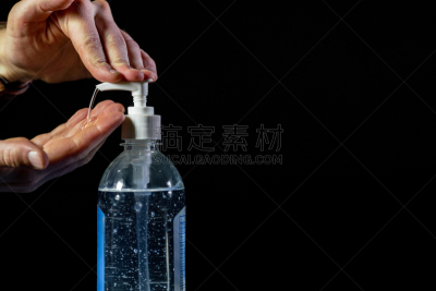 日冕形病毒,手,特写,洗手液,含酒精饮料,水泵,黑色背景,感冒,生病,流动
