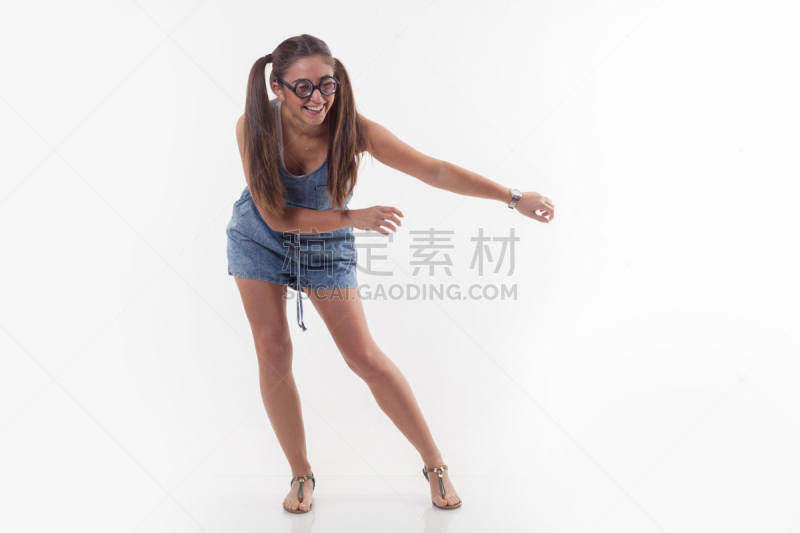 女孩,白色背景,幽默,垂直画幅,正面视角,青少年,留白,仅成年人,眼镜,长发