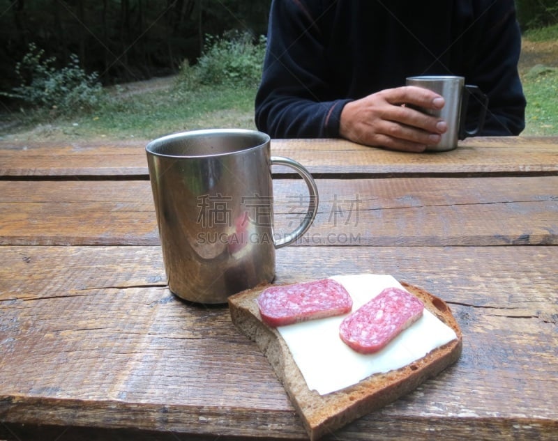 马克杯,三明治,咖啡,徒步旅行,男人,膳食,热感效果,桌子,露营,摄影