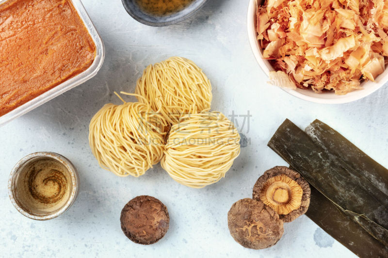 蔬菜,荞麦面,成分,鲣,平铺,味噌汤,日本青酒,香菇,海藻灰,面条