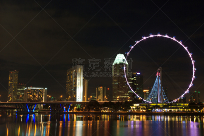 滨海湾 ,摩天轮,新加坡市,滨海广场,新加坡摩天观景轮,滨海湾金沙酒店,游乐园,水平画幅,新加坡,夜晚