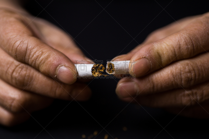 女人,手,香烟,浪漫,羊毛帽,中老年人,健康保健,部分,癌症,一个人